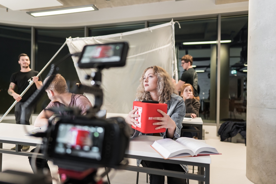 SIA «So/So films», kas uzvarēja Bauskas novada uzņēmējdarbības konkursā jauno uzņēmumu nominācijā, nodarbojas ar audio un vizuālo reklāmu veidošanu.
Autors: no so-so.lv.