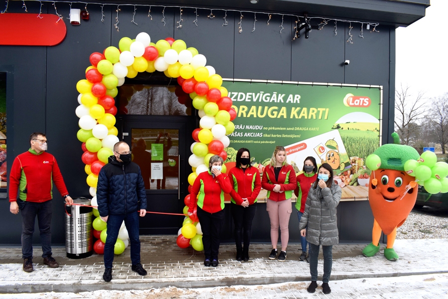 Valles krustcelēs atvērts jauns veikals, kur var iegādāties pārtikas un rūpniecības preces. Tagad ciema centrā ir gan «LaTS», gan «Elvi», bet saimniecībā noderīgas lietas nopērkamas SIA «Krīči» tirgotavā.
Autors: Žanna Zālīte