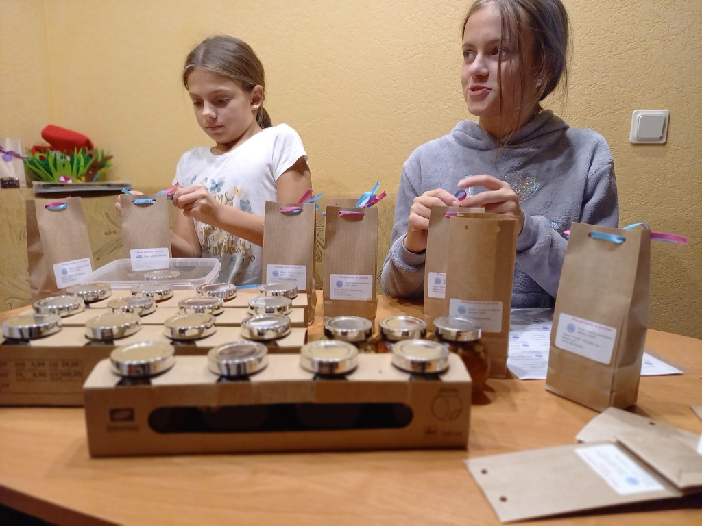 Balvu «Citā bazārā» ieguva SMU «Pama» meitenes Patrīcija un Marta Rimševicas, kas pamatskolu grupā uzvarēja nominācijā «Uz zināšanām balstīts SMU produkts/pakalpojums».
Autors: No albuma.