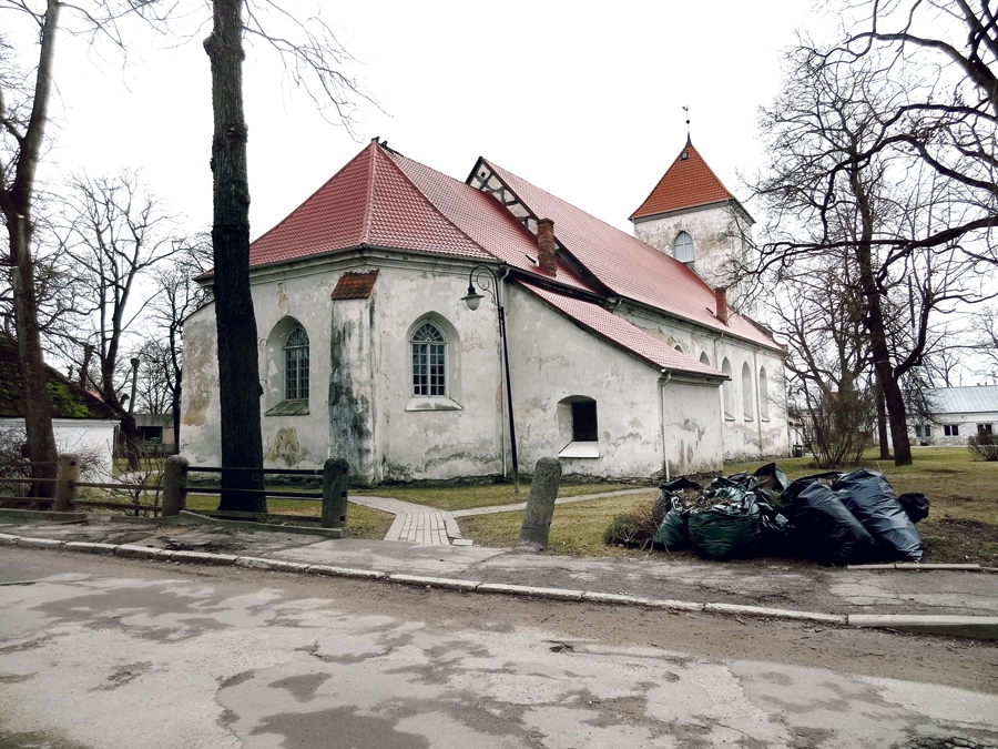 Bauskas Svētā Gara baznīcas dārza atjaunotais žogs – attēli rāda, kāds tas izskatījās pirms un pēc projektā veiktajām aktivitātēm.
Autors: no «Bauskas vecpilsētas» arhīva.