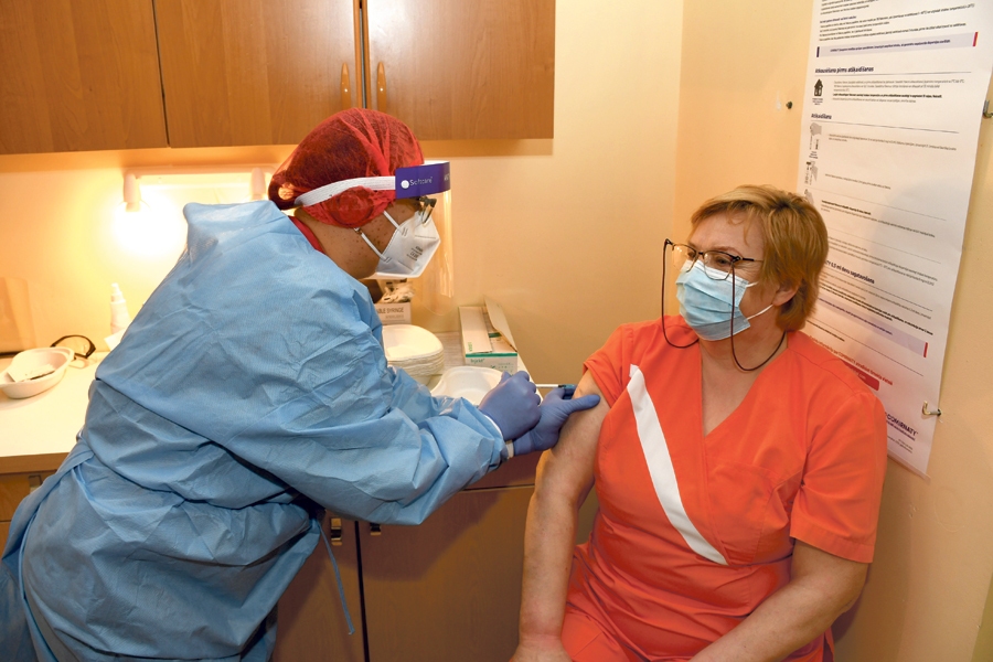 Virsmāsa Iveta Kārkliņa pret «Covid» vakcinē radiologa asistenti Ainu Simanoviču.
Autors: Ivars Bogdanovs