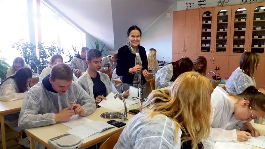 Skolotāja A. Zibola ķīmijas stundā klasē, kad mācības vēl notika klātienē.
Autors: no Bauskas 2. vidusskolas arhīva.