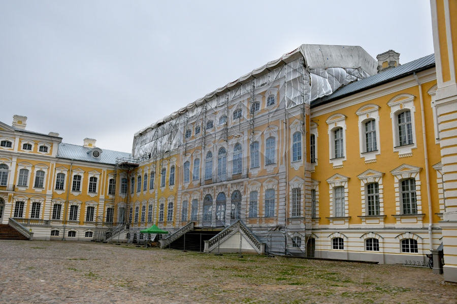 Jumta pirmās un otrās kārtas pārbūvē septiņus mēnešus strādāja a/s «Būvuzņēmums Restaurators» darbinieki. Par finansējumu nedaudz virs diviem miljoniem eiro nomainīta vairāk nekā puse kopējā jumta apjoma.
Autors: Ivars Bogdanovs