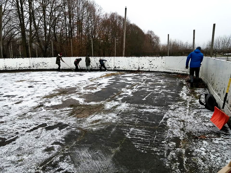 Gailīšu pagasta Uzvarā iedzīvotāji jau notīrījuši hokeja laukumu. Atliek sagaidīt salu, bet var gadīties, ka slidotavā tomēr slidot nedrīkstēs.
Autors: no Gailīšu pagasta pārvaldes albuma.