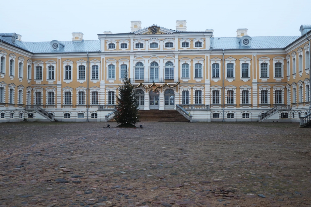 Autors: No pils muzeja albuma.