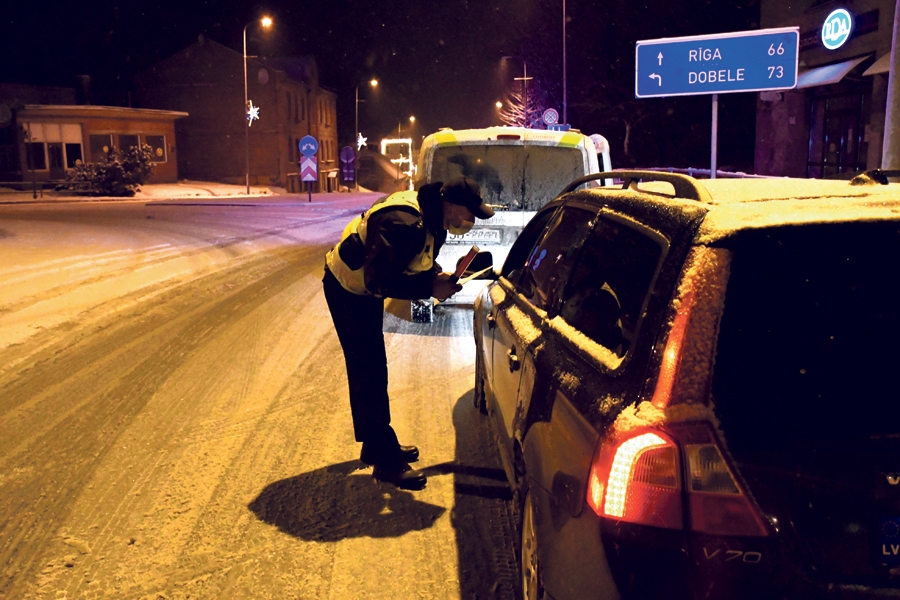 Zaļās ielas apļveida krustojumā 8.janvārī pēc pulksten 23 tika apturēts automobilis «Volvo». Vīrietis un sieviete atgriezās no darba, abiem bija pašapliecinājumi, ko parādīt inspektoram Raivo Gruzdam.
Autors: Ivars Bogdanovs