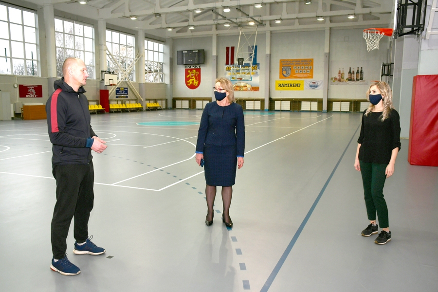 Ģimnāzijas sporta namā Ingus Panteļejevs, Linuta Ģerģe (no kreisās) un Anete Laugale vērtē, ka jaunais grīdas segums kalpos vismaz piecpadsmit gadus vai pat ilgāk.