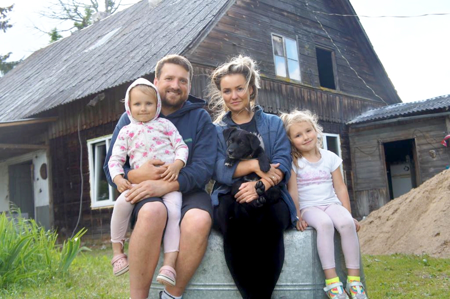 Krista un Agris Poļaki kopā ar abām meitiņām Keitu un Karlīnu.
Autors: no Poļaku ģimenes arhīva.