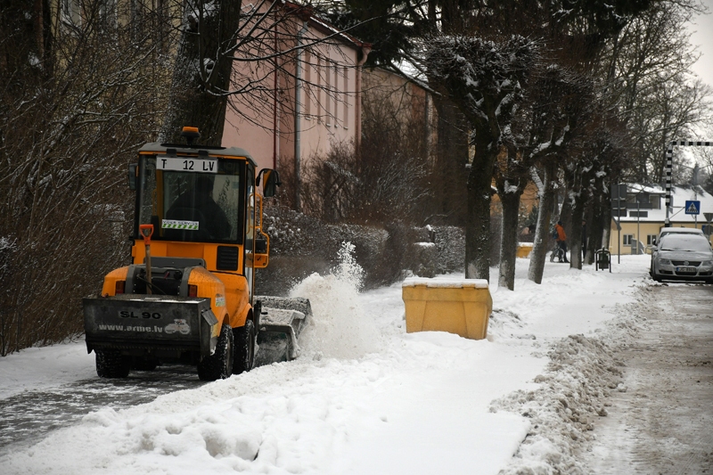 Trotuāru tīrīšana tiek nodrošināta ar diviem «Stiga» un vienu «Antonio Carraro» traktoriņu.
Autors: Ivars Bogdanovs