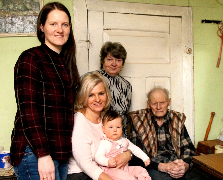 Rūdolfs Žamaitis 2018. gadā kopā ar mazmazmazmeitiņu Beatrisi, mazmeitu Agritu, mazmazmeitu Dinu un vedeklu Irēnu.
Autors: no ģimenes albuma.