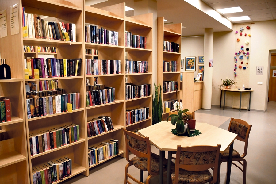 Pilsrundāles bibliotēka, tāpat kā daudzas bibliotēkas mūsu novados, šonedēļ atsāka grāmatu izsniegšanu lasītājiem.Foto –
Autors: Ivars Bogdanovs