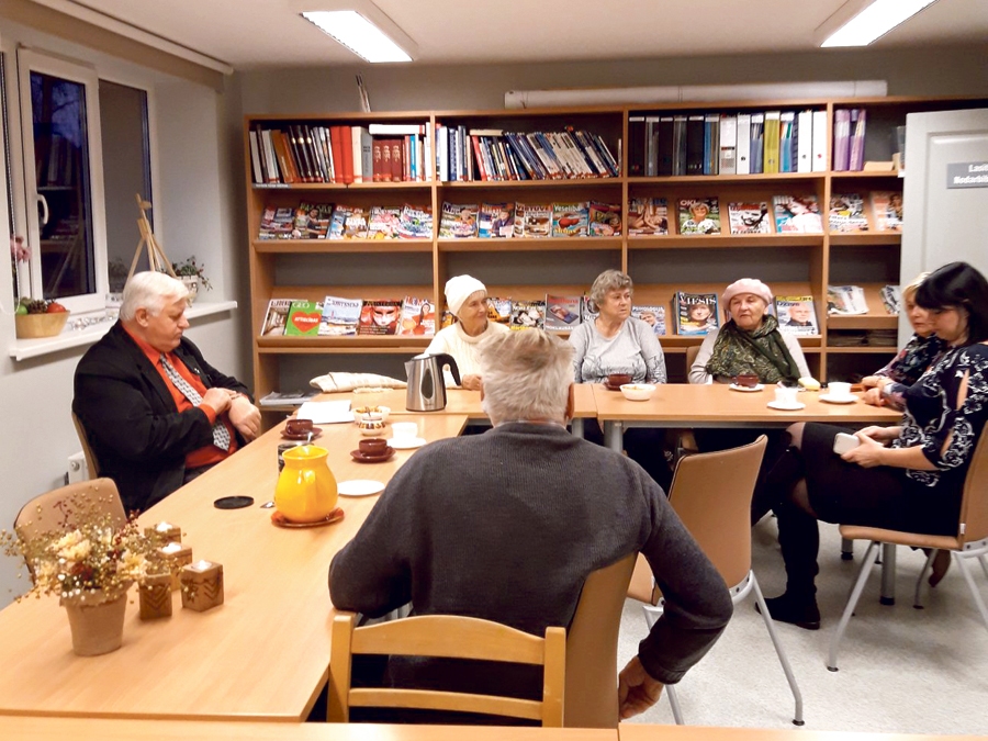 Zorģu bibliotēkā. Deputāts Atis Avots (kreisajā pusē) vienā no tikšanās reizēm ar vietējiem iedzīvotājiem.
Autors: no Zorģu bibliotēkas arhīva.