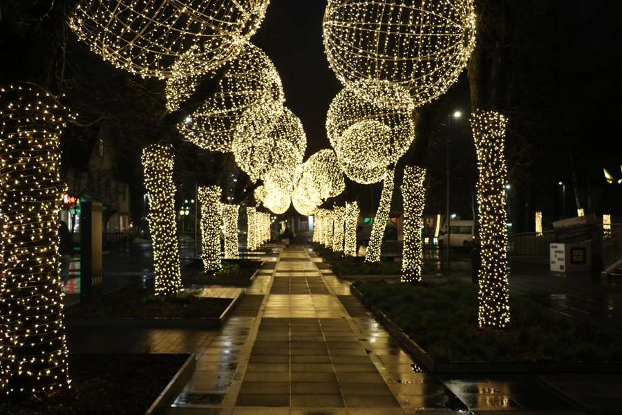 Krāšņi gaismas rotājumi gājēju ielā Ogrē.
Autors: no Ogres novada pašvaldības krājuma.