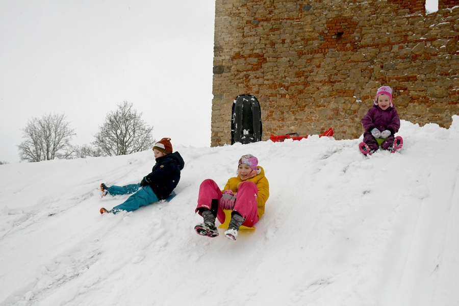 Pie Bauskas pils senajiem mūriem pašlaik dzirdamas bērnu čalas un smiekli.
Autors: Ivars Bogdanovs