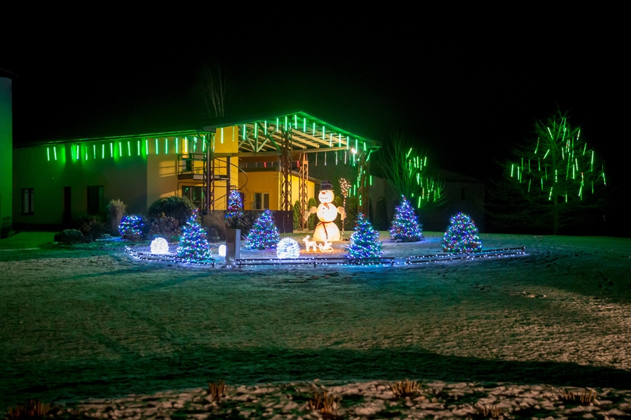 Nominācijā «Uzņēmums» Bauskas novada pašvaldības konkursā  pieteicās vien divi pretendenti – 
SIA «Kvēle» ar izdekorēto tirdzniecības nama «Kvēle» apkārtni un SIA «Uzvara-lauks» ar Čikstu kalti Gailīšu pagastā. «Čikstes» šogad ar izveidoto Ziemassvētku ainavu plūca uzvarētāja laurus.
Autors: EDGARS NAMIĶIS, Bauskas novada pašvaldības arhīvs.