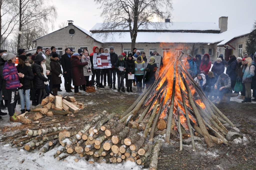 Citus gadus 1991. gada barikāžu aizstāvju atceres dienā pie ugunskura pulcējās vairāku paaudžu pārstāvji, skanēja dzeja, dziesmas un atmiņu lasījumi, taču vēsturiski nozīmīgā notikuma 30. gadskārta tiks atzīmēta klusi, jo «Covid-19» dēļ pulcēties nedrīkst un publiskus pasākumus rīkot nav atļauts. Fotogrāfijā – barikāžu 25. gadadienai veltīts sarīkojums Vecumniekos 2016. gadā.
Autors: Žanna Zālīte