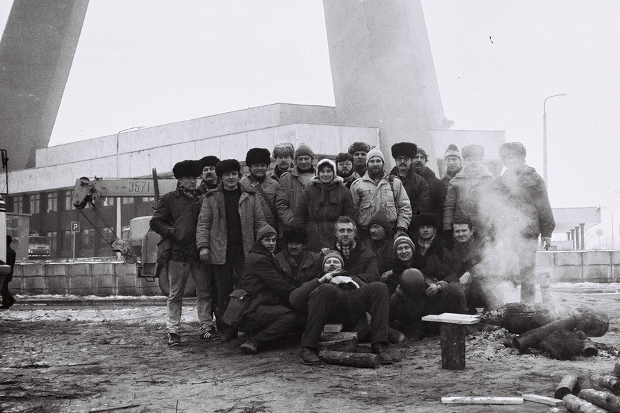Barikāžu dalībnieki no Valles 1991. gada janvāra dienās Rīgā pie televīzijas torņa.
Autors: Vilnis Celmiņš