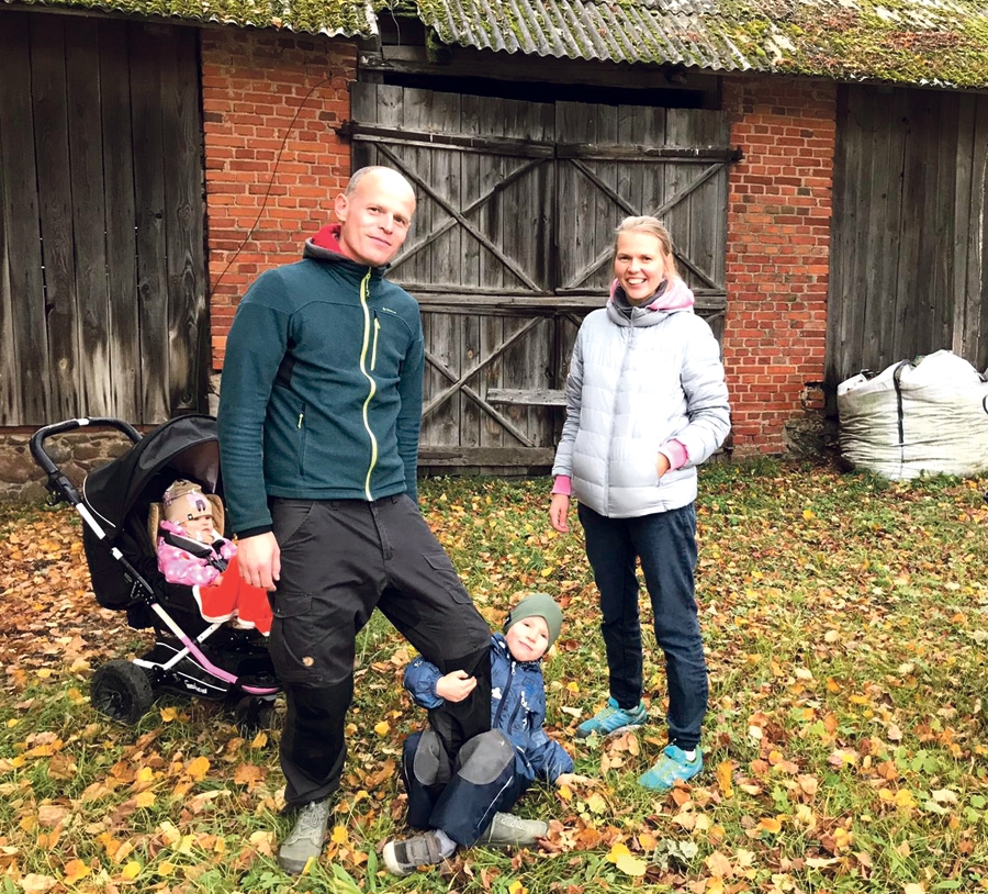 Kasemiri – Aija un Uldis kopā ar bērniem Līnu un Ernestu – Lielplatonē pie šķūņa, kas pārtaps «Pasaku šķūnī».
Autors: no Kasemiru ģimenes albuma.