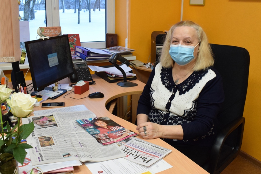Mārīte Boša, bibliotēkas vadītāja, cer, ka pavasarī ierobežojumi būs beigušies un varēs svinīgi atzīmēt Vecumnieku bibliotēkas simtgadi.
Autors: Žanna Zālīte