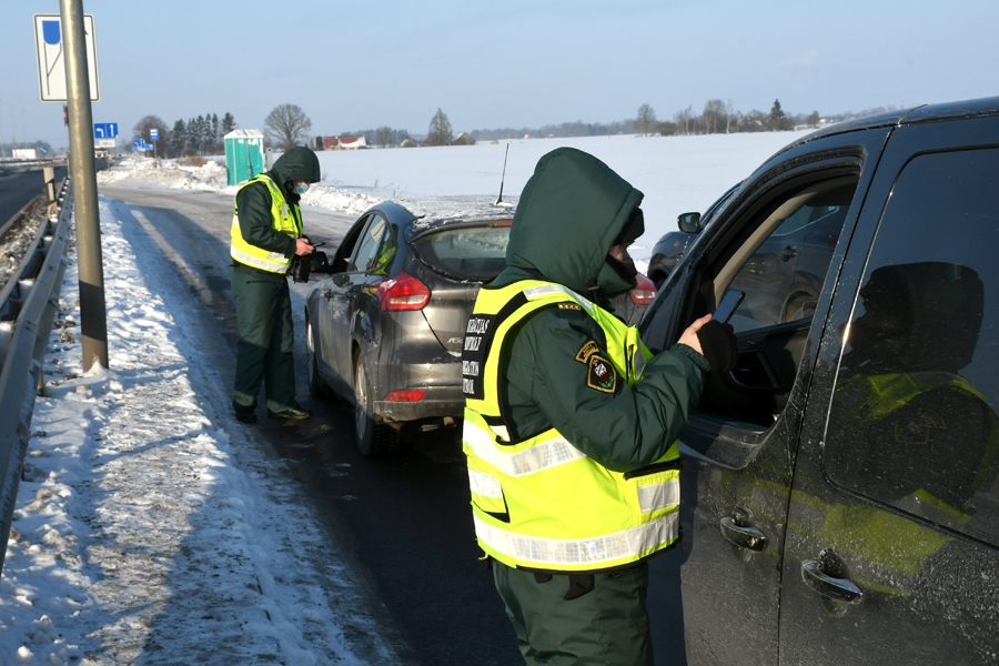 Uz autoceļa Rīga–Bauska–Lietuvas robeža piektdien, 15. janvārī, elektroniskās apliecinājuma anketas pārbaudītas 414 personām, atsevišķiem iebraucējiem nebija «Covid» testa rezultātu, viņi labprātīgi izvēlējušies atgriezties izceļošanas valstī, informē Valsts robežsardzes Galvenās pārvaldes Stratēģiskās attīstības un sabiedrisko attiecību nodaļā.
Autors: Ivars Bogdanovs