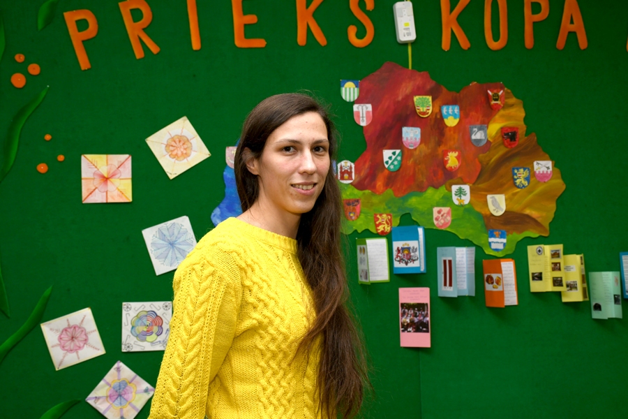 Skolotāja Laura Ramane lepojas ar savu lolojumu - Latvijai veltītu skolēnu projekta darbu sēriju, un ir pateicīga citiem pedagogiem par iesaistīšanos.
Autors: Ivars Bogdanovs