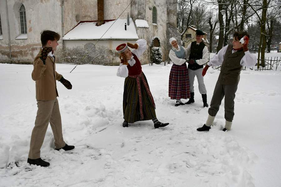 «Mēmeles» dejotāji jaunajos tautastērpos.
Autors: Ivars Bogdanovs
