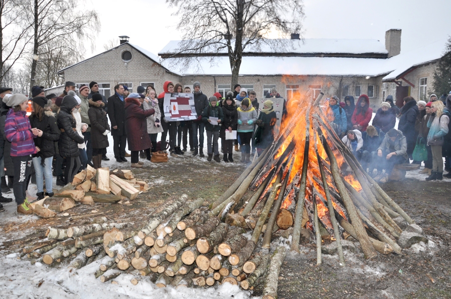 Citus gadus 1991. gada barikāžu aizstāvju atceres dienā pie ugunskura pulcējās vairāku paaudžu pārstāvji, skanēja dzeja, dziesmas un atmiņu lasījumi, taču vēsturiski nozīmīgā notikuma 30. gadskārta tiks atzīmēta klusi, jo «Covid-19» dēļ pulcēties nedrīkst un publiskus pasākumus rīkot nav atļauts. Fotogrāfijā – barikāžu 25. gadadienai veltīts sarīkojums Vecumniekos 2016. gadā.
Autors: Žanna Zālīte