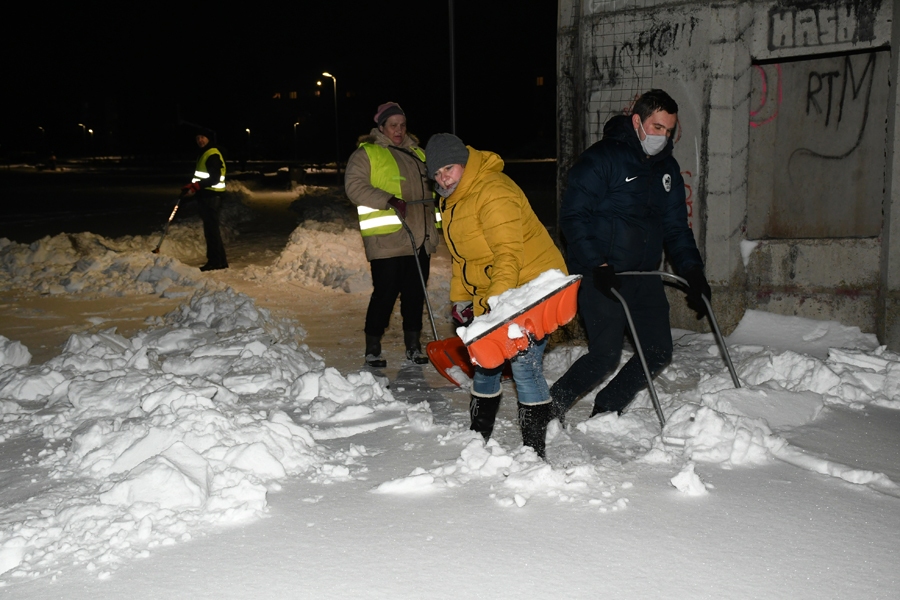Iedzīvotāji palīdzēja iztīrīt Rītausmu parka celiņus.
Autors: Ivars Bogdanovs