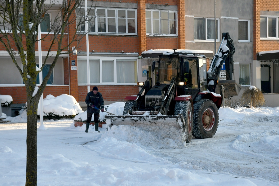 Sniegs Iecavā tika izvests no stāvlaukumiem Skolas ielā 4, pie Iecavas novada pašvaldības administrācijas ēkas, un Edvarta Virzas ielā 26.
Autors: Ivars Bogdanovs