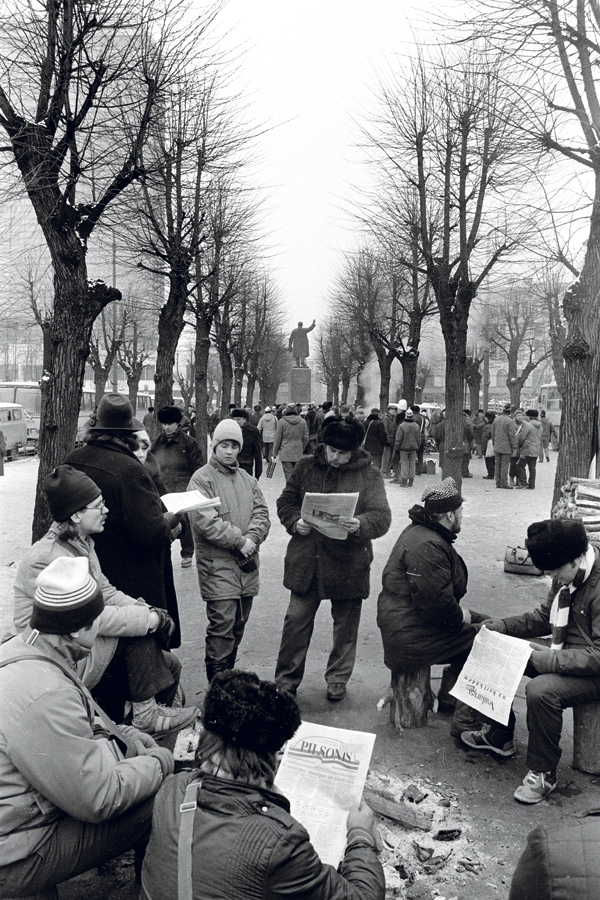 Barikādēs Rīgā 1991. gada janvārī brīvības sargiem svarīgs bija tā laika rakstītais vārds, neatkarīgie preses izdevumi gāja no rokas rokā.
Autors: no Bauskas muzeja krājuma.