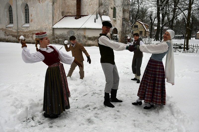 «Mēmeles» dalībnieki demonstrē jaunos tautastērpus, komplektā pirmoreiz sievietēm ir arī galvasauts.
Autors: Ivars Bogdanovs