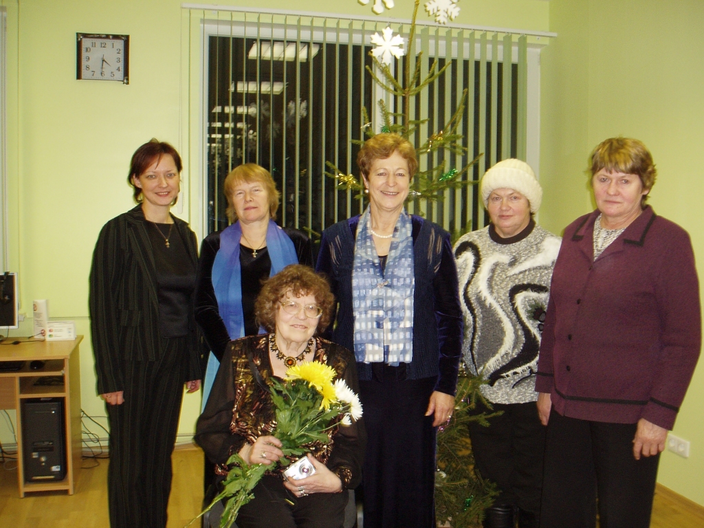 Kornēlija Apškrūma (priekšplānā sēž) Brunavas bibliotēkā 2010.gada 28. decembrī.
Autors: no V.Pozņakas arhīva.