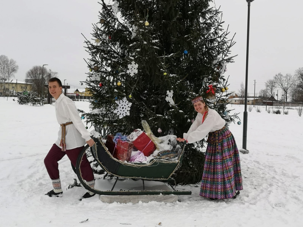 Īslīces kultūras nama dejotāju jaunie tērpi, kas iegādāti projektā ar ELFLA un Bauskas novada pašvaldības finansiālu atbalstu.
Autors: no Īslīces kultūras nama arhīva.