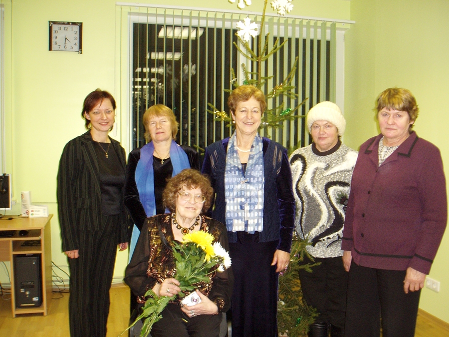 Brunavas pagasta bibliotēkā tikšanās ar K. Apškrūmu 2010. gada 28. decembrī. Tautā iemīļotā dzejniece priekšplānā, no kreisās – vietējā bibliotekāre Ilze Kursiša.
Autors: no V. Pozņakas personiskā arhīva.