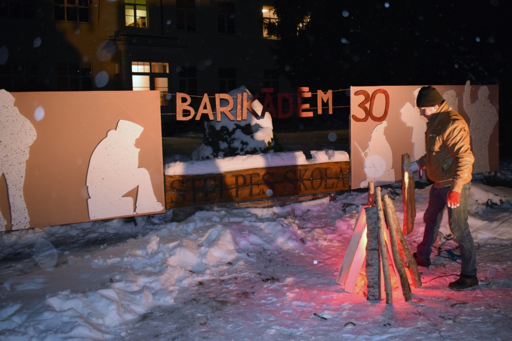 Dmitrijs Gridjuško no pagalēm un gaismām radīja stilizētu ugunskuru, lai atgādinātu par liesmotajām 1991. gada janvāra dienām.
Autors: Žanna Zālīte