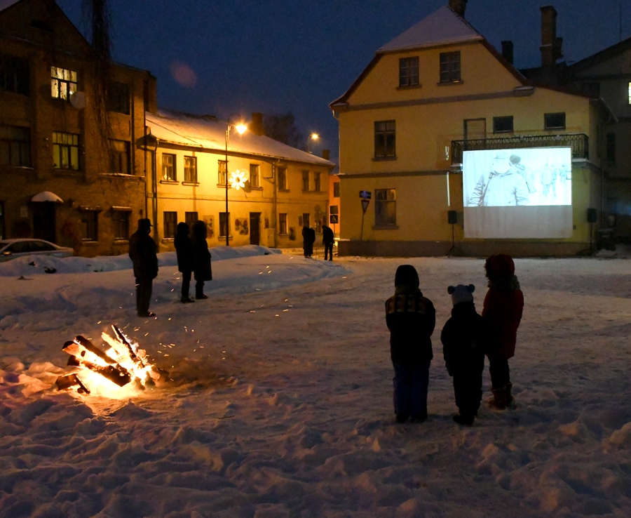 Laikapstākļi šoziem ļoti līdzinās tiem, kādi bija 1991. gada janvārī. To izjuta arī apmeklētāji, kuri trešdien trīs stundu garumā nāca uz Bauskas muzeja pagalmu, lai atcerētos vai ko jaunu uzzinātu par barikāžu laiku.
Autors: Ivars Bogdanovs
