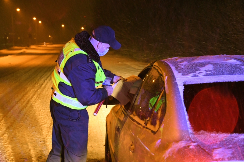 Pārvietošanās aizlieguma ievērošanas kontroli veiks Valsts policija. Par noteikumu vai citu ārkārtējās situācijas noteikumu pārkāpšanu paredzēts arī sods.
Autors: Ivars Bogdanovs