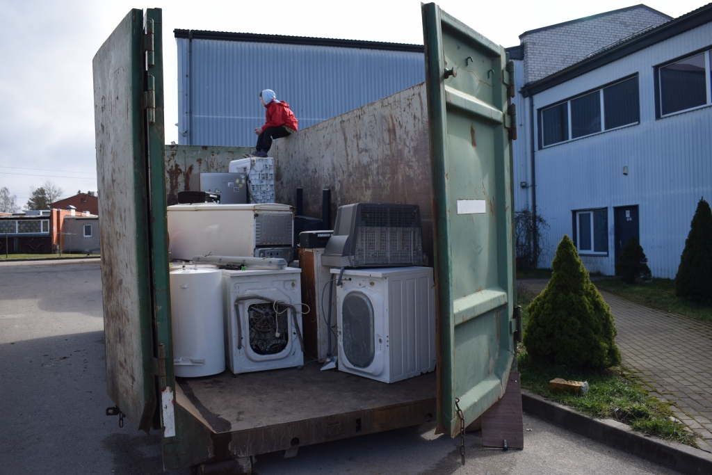 Vecumnieku novada iedzīvotājiem ir iespēja bez maksas atbrīvoties no savu laiku nokalpojušām un sadzīvē vairs neizmantotām elektroierīcēm. Tās jānogādā noteiktā vietā un jāievieto īpašos šķirošanas konteineros.
Autors: Žanna Zālīte