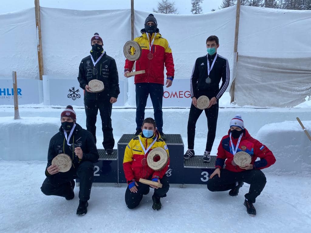 Dāvis Kaufmanis (no kreisās) uz goda pjedestāla kopā ar stūmēju Ivo Danu Kleinbergu.
Autors: Foto no bobslejs.lv.