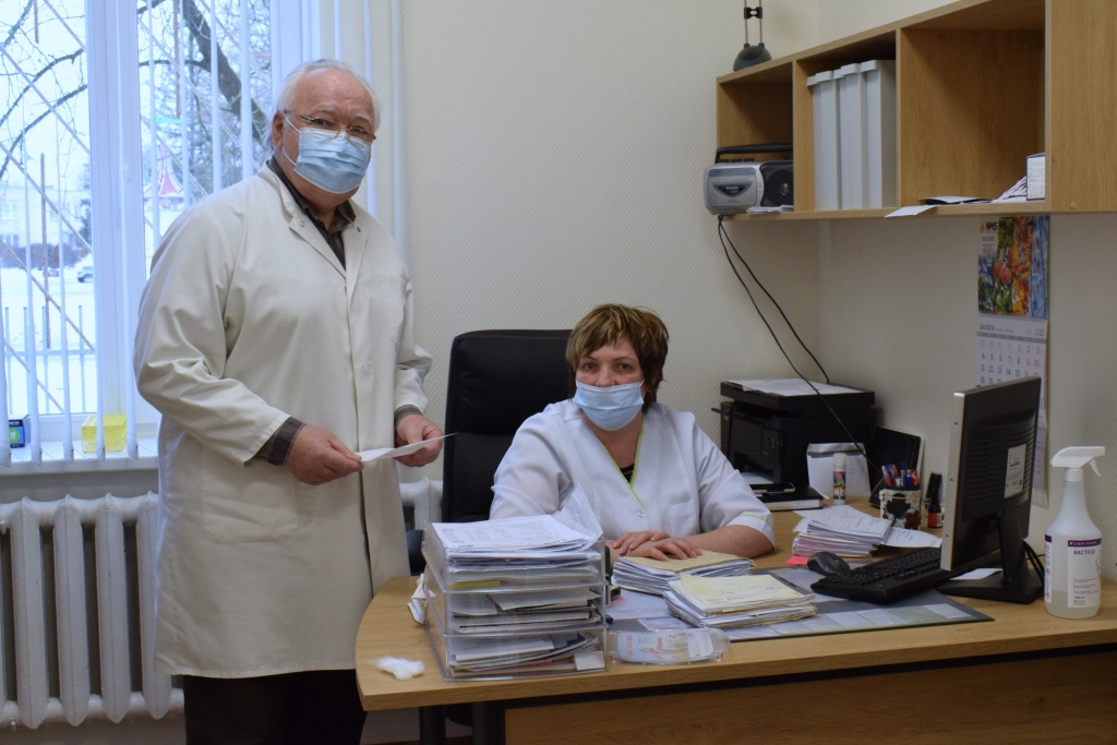 Baiba Veselova, ārsta palīdze, ir viena no pirmajām, kura Vecumnieku novadā vakcinējusies pret «Covid-19». Pēteris Igaunis, ģimenes ārsts, šonedēļ saņems vakcīnas pirmo devu.
Autors: Žanna Zālīte