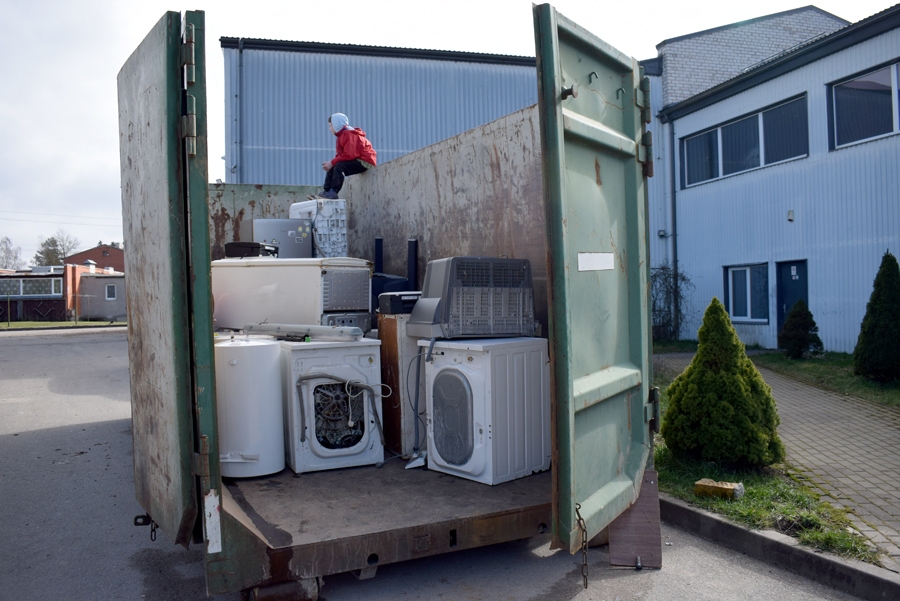 Vecumnieku novada iedzīvotājiem ir iespēja bez maksas atbrīvoties no savu laiku nokalpojušām un sadzīvē vairs neizmantotām elektroierīcēm. Tās jānogādā noteiktā vietā un jāievieto īpašos šķirošanas konteineros.
Autors: Žanna Zālīte