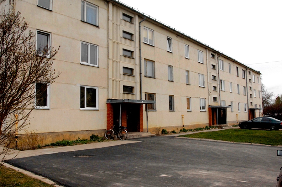 Daudzās mājās komunikācijas ir novecojušas un nolietojušās, tādēļ būtu vajadzīgi remontdarbi vai nama renovācija.
Autors: no «Bauskas Dzīves» arhīva.