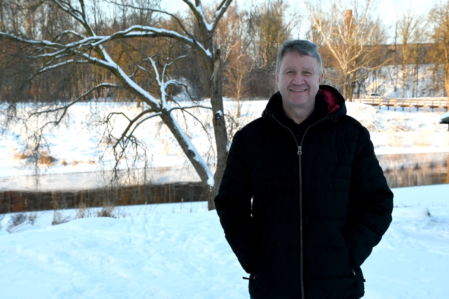 Jubilārs ir pārliecināts, ka dzīvē visu vieglāku dara smaids.
Autors: Ivars Bogdanovs