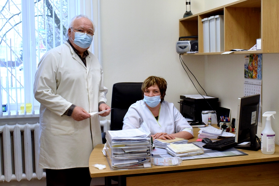 Ģimenes ārsta praksē. Baiba Veselova, ārsta palīdze, ir viena no pirmajām, kura Vecumnieku novadā vakcinējusies pret «Covid-19». Pēteris Igaunis, ģimenes ārsts, savu kārtu saņemt poti vēl nav sagaidījis.
Autors: Žanna Zālīte