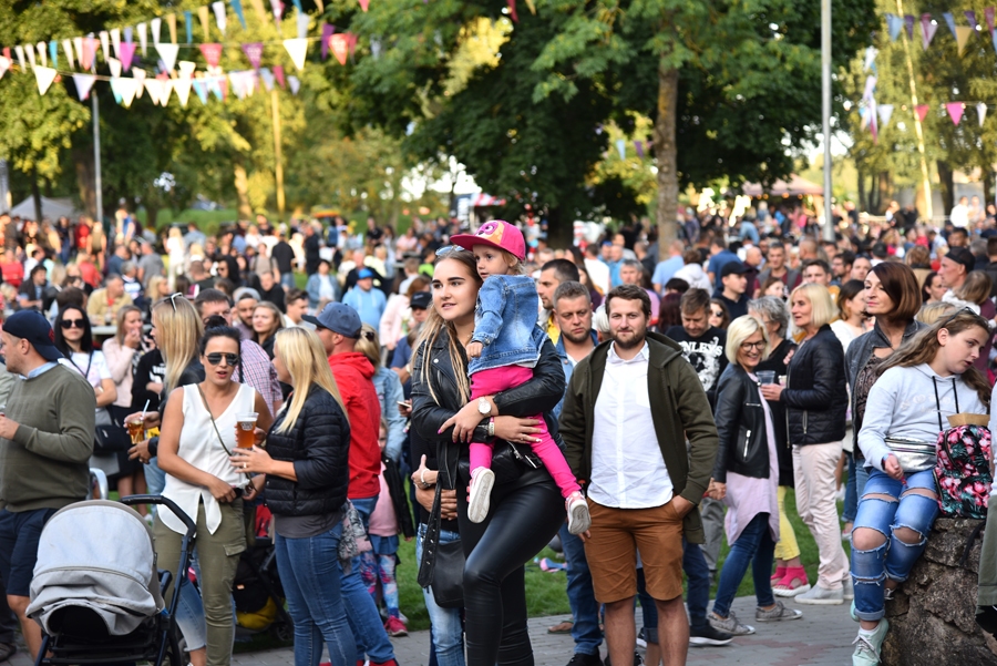 «Bauska TASTE» festivālā šogad pavisam noteikti nevarēs pulcēties tādas apmeklētāju masas kā līdz šim, bet ir cerības, ka festivāls notiks.
Autors: no «Bauskas Dzīves» arhīva.