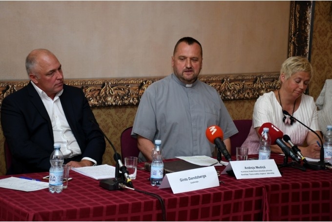 25. augustā Bauskas novada Dāviņu pagasta Bruknas muižā notika preses konference. Savu skaidrojumu tur sniedza arī priesteris Andrejs Mediņš (vidū).
Autors: No arhīva.