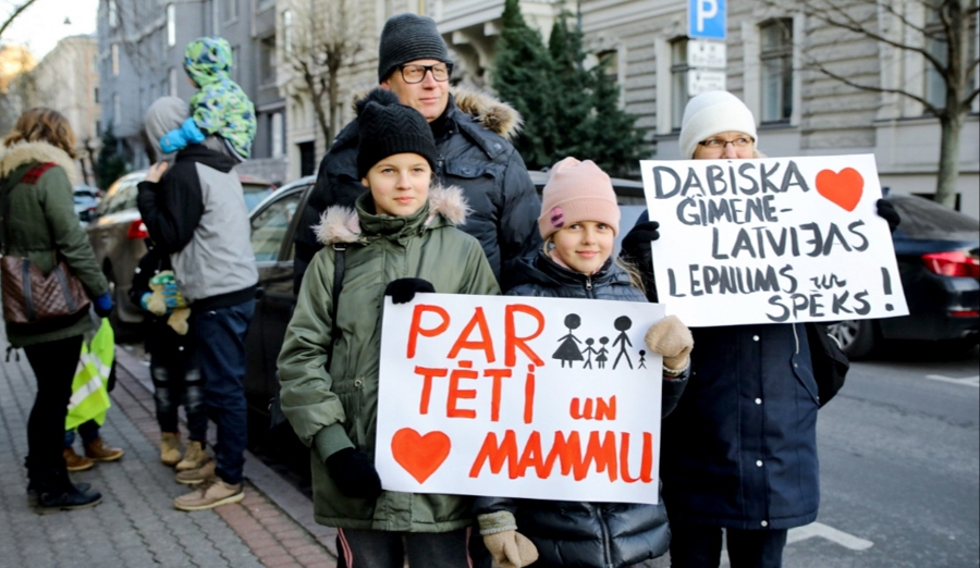 Piketētāji pie Satversmes tiesas ēkas 2020. gada decembrī aizstāvēja dabiskas ģimenes modeli – vīrieša un sievietes savienību un šo attiecību rezultātā radušos pēcnācējus.
Autors: no R. Otomera arhīva.
