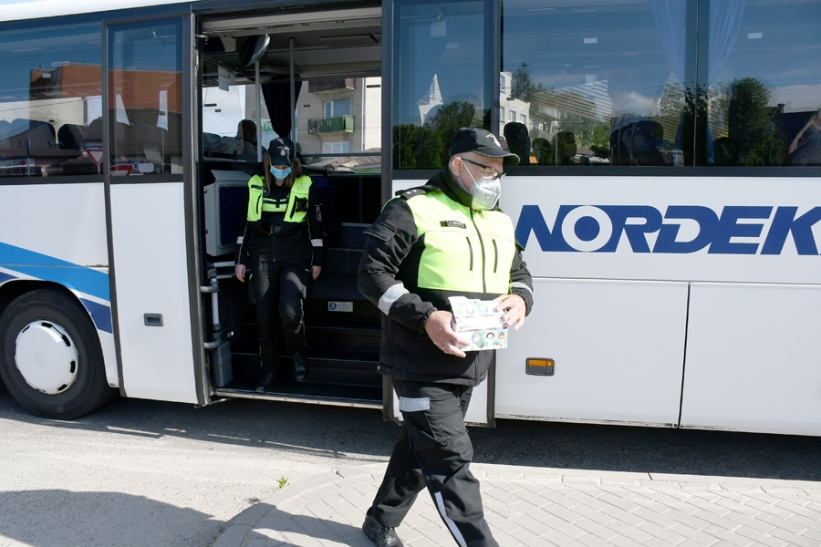 Iecavas pašvaldības policija kontrolē arī koronavīrusa izplatības apturēšanai noteiktos ierobežojumus, piemēram, kā autobusu pasažieri ievēro masku nēsāšanas noteikumus. Foto
Autors: no «Bauskas Dzīves» arhīva.