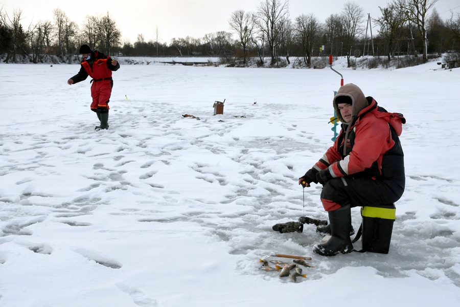Pilsrundāles ūdenskrātuvē makšķerē Kaspars Brazovskis (no labās) un Mārtiņš Skudra.
Autors: Ivars Bogdanovs