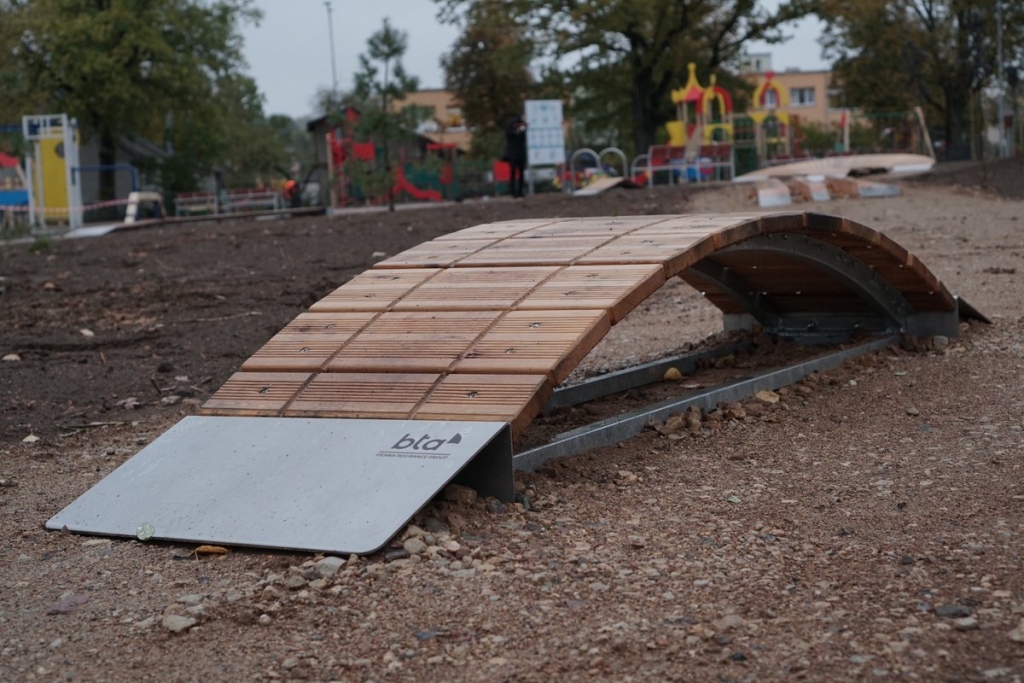 Pieredzei – Valmierā pie jaunā bērnu rotaļu laukuma izveidota BTA „Velozinis” trase veloprasmju apgūšanai.
Autors: no valmieraszinas.lv